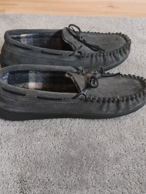 Minnetonka Gray Suede Men's Size 10  Bow Moccasin Slippers